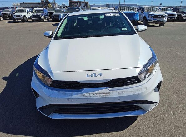 3KPF24AD9RE700634 2024 KIA FORTE Белый Вид спереди