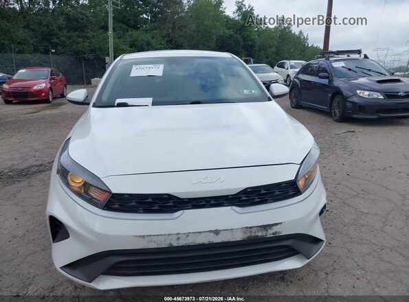 3KPF24AD9RE721886 2024 KIA FORTE White Vista interior trasera