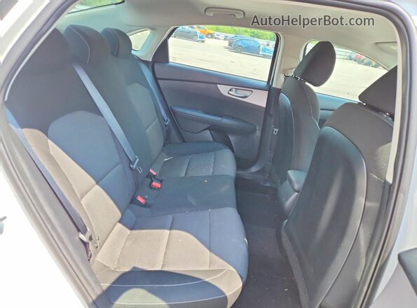 3KPF24AD9RE758033 2024 KIA FORTE White Вид задніх сидінь