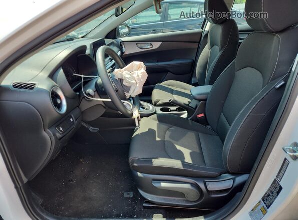 3KPF24AD9RE758033 2024 KIA FORTE White 