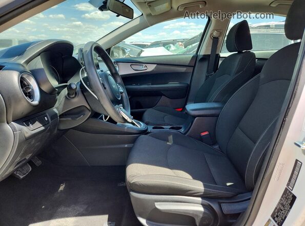 3KPF24AD9RE798791 2024 KIA FORTE White Вид салону спереду
