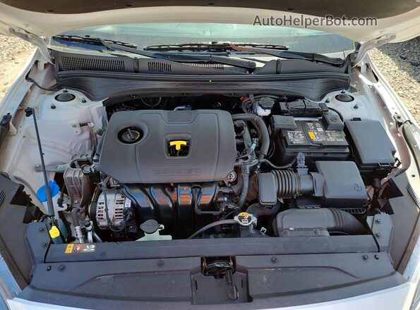 3KPF24AD9RE798791 2024 KIA FORTE White Вид задньої частини салону