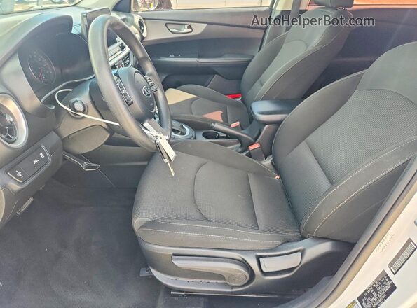 3KPF24ADXME376831 2021 KIA FORTE White Սալոնի դիմացի տեսք