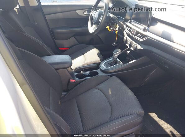 3KPF24ADXME389630 2021 KIA FORTE Silver Widok wnętrza z przodu