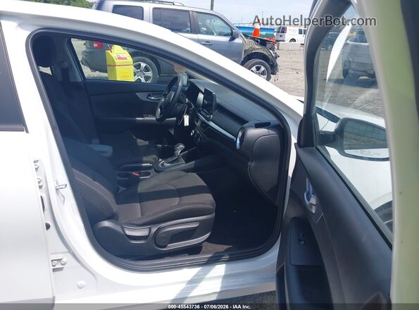 3KPF24ADXNE467356 2022 KIA FORTE White Вид салону спереду