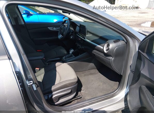 3KPF24ADXNE486652 2022 KIA FORTE Серебряный Вид салона спереди