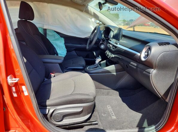 3KPF24ADXPE509463 2023 KIA FORTE Orange Вид салону спереду