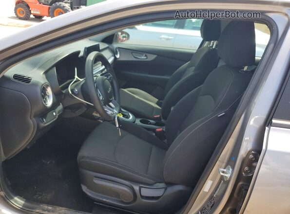 3KPF24ADXPE530538 2023 KIA FORTE Silver Vista interior delantera