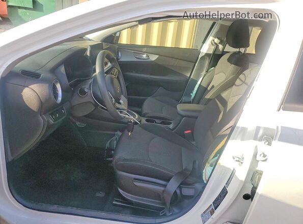 3KPF24ADXPE634284 2023 KIA FORTE White Widok wnętrza z przodu