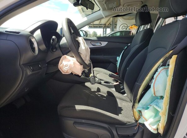 3KPF24ADXRE699073 2024 KIA FORTE White Вид салону спереду