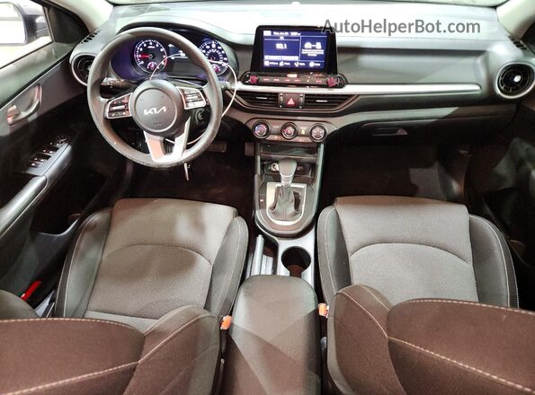 3KPF24ADXRE780302 2024 KIA FORTE Серый Вид панели приборов