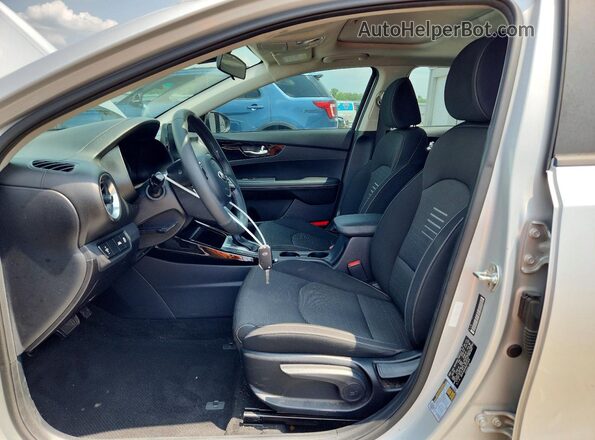 3KPF34AD0KE015926 2019 KIA FORTE Серебряный Вид салона спереди