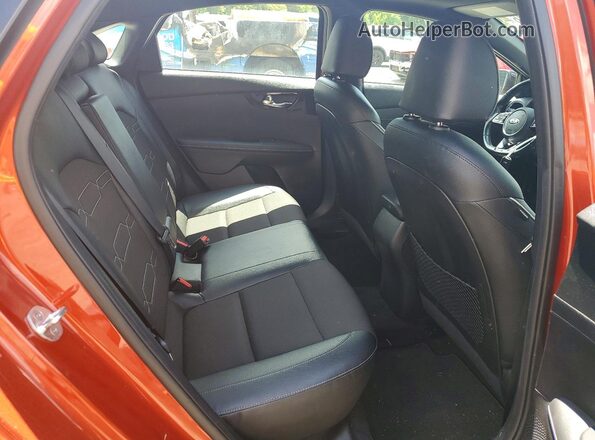 3KPF34AD1ME296380 2021 KIA FORTE Red Rear seats view