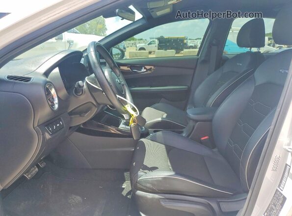 3KPF34AD1ME369666 2021 KIA FORTE Белый Вид салона спереди