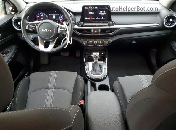 3KPF34AD1RE785210 2024 KIA FORTE Белый Вид панели приборов