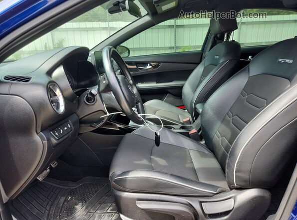 3KPF34AD2ME376447 2021 KIA FORTE Синий Вид салона спереди
