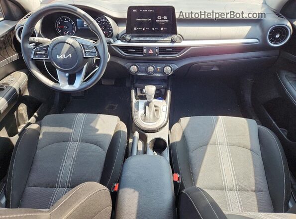 3KPF34AD2RE740132 2024 KIA FORTE Серый Вид панели приборов