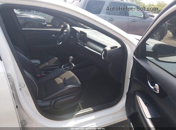3KPF34AD5ME312211 2021 KIA FORTE Белый Вид салона спереди