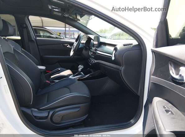 3KPF34AD5ME332300 2021 KIA FORTE White Front interior view