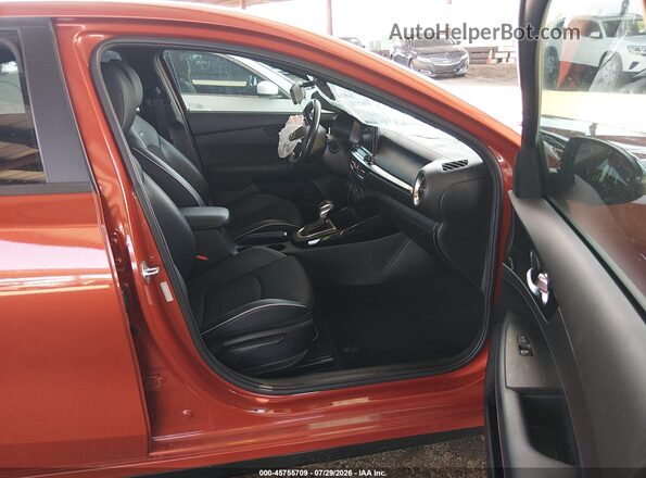 3KPF34AD8ME377747 2021 KIA FORTE Оранжевый Вид салона спереди