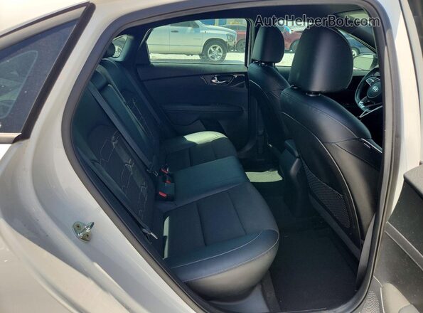3KPF34AD9LE257938 2020 KIA FORTE White Vista de los asientos traseros