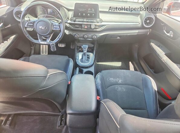 3KPF34AD9ME385145 2021 KIA FORTE Red Widok deski rozdzielczej