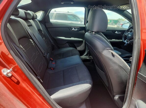 3KPF34AD9ME385145 2021 KIA FORTE Red Widok tylnych siedzeń