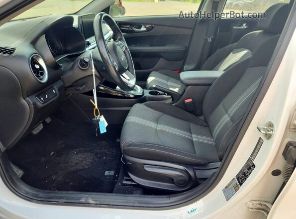 3KPF34ADXPE540810 2023 KIA FORTE White Вид салону спереду