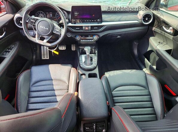 3KPF44AC1NE485195 2022 KIA FORTE Red Widok deski rozdzielczej