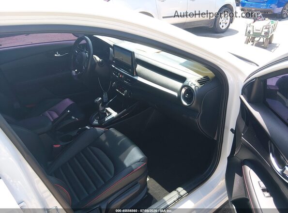3KPF44AC2PE539851 2023 KIA FORTE White Вид салону спереду