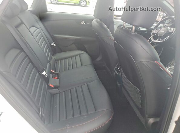 3KPF44AC3PE633253 2023 KIA FORTE White Widok tylnych siedzeń