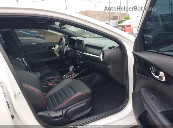 3KPF44AC6RE827679 2024 KIA FORTE White Вид салону спереду