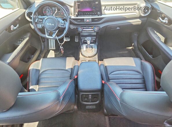 3KPF44AC7NE481457 2022 KIA FORTE Синий Вид панели приборов