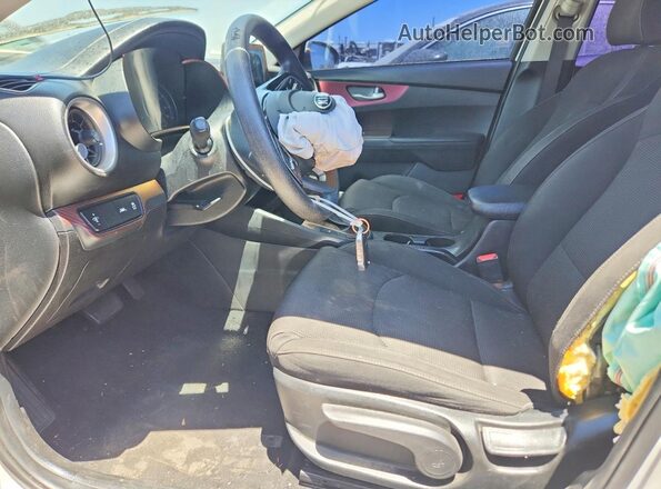 3KPF44AC8ME368437 2021 KIA FORTE White Front interior view