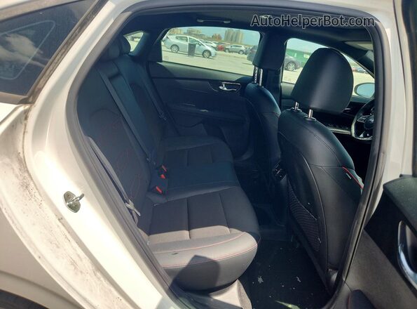 3KPF44ACXME318476 2021 KIA FORTE White Vista de los asientos traseros