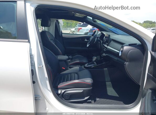 3KPF44ACXRE793021 2024 KIA FORTE White Widok wnętrza z przodu