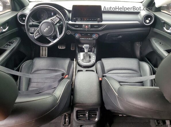 3KPF54AD0NE509718 2022 KIA FORTE White Vista del salpicadero