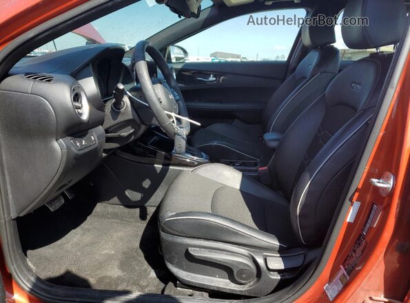 3KPF54AD0PE596006 2023 KIA FORTE Оранжевый Вид салона спереди