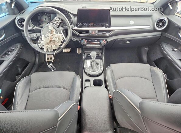 3KPF54AD0RE782390 2024 KIA FORTE Silver Vista del salpicadero