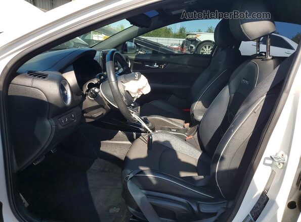 3KPF54AD1PE615078 2023 KIA FORTE White Widok wnętrza z przodu