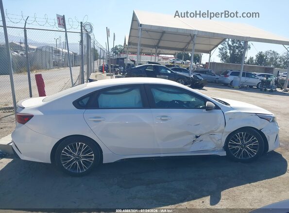 3KPF54AD1PE670517 2023 KIA FORTE White უკანა სალონის ხედი