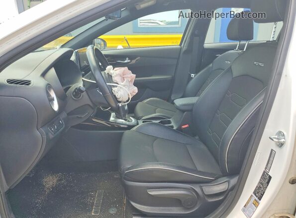 3KPF54AD1RE749558 2024 KIA FORTE Белый Вид салона спереди
