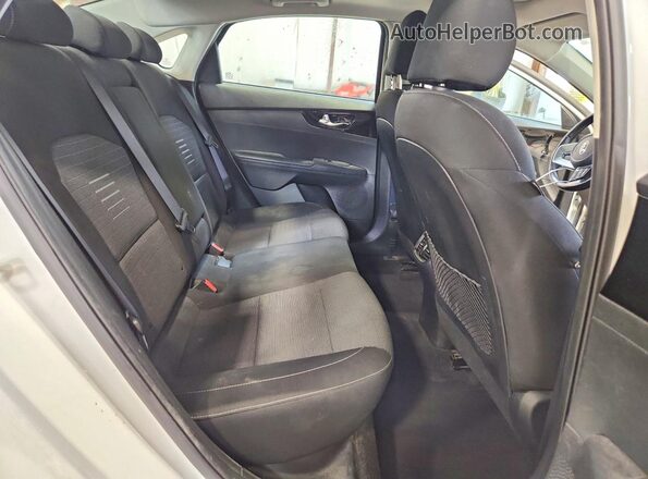3KPF54AD2ME281039 2021 KIA FORTE White Вид задніх сидінь