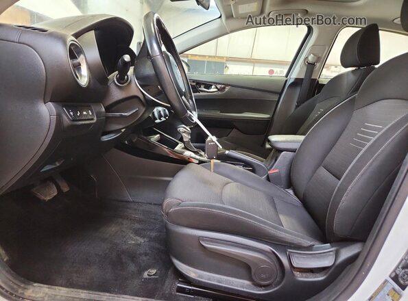 3KPF54AD2ME281039 2021 KIA FORTE White Вид салону спереду
