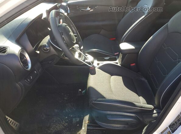 3KPF54AD2PE602162 2023 KIA FORTE Белый Вид салона спереди