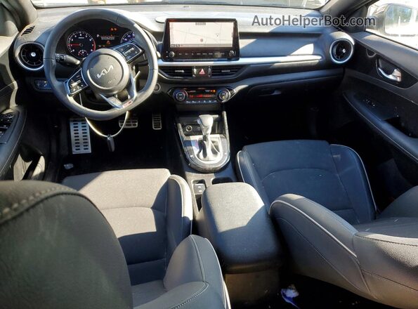 3KPF54AD2PE602162 2023 KIA FORTE Белый Вид панели приборов