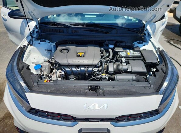 3KPF54AD2PE606017 2023 KIA FORTE White Вид задньої частини салону