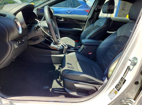 3KPF54AD2PE606017 2023 KIA FORTE White Вид салону спереду