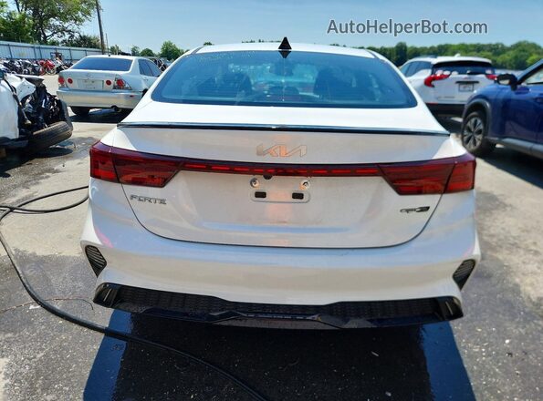 3KPF54AD2PE606017 2023 KIA FORTE White Вид ззаду