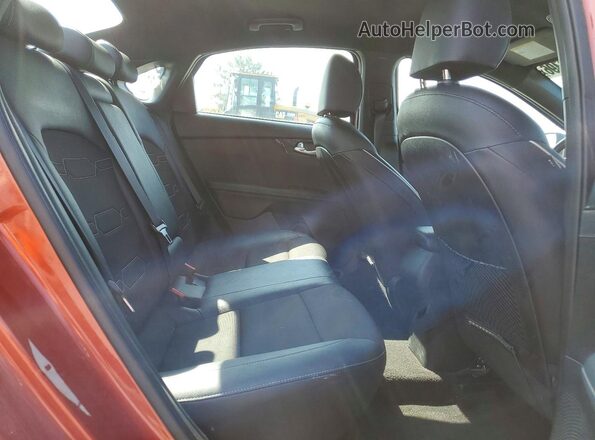3KPF54AD2PE607703 2023 KIA FORTE Orange Vista de los asientos traseros